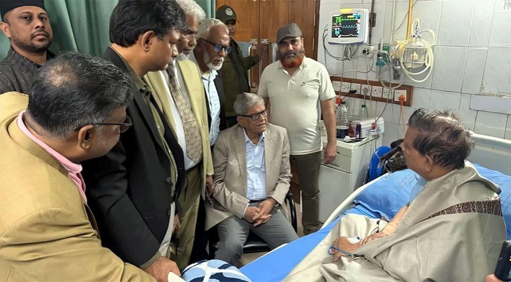 হাসপাতালে মান্নাকে দেখতে গেলেন মির্জা ফখরুল